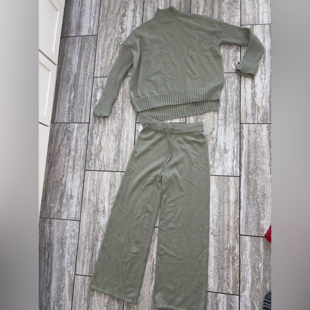 NEW Caracilia Womens MEDIUM Green Knit Sweater Top and Pants Set WARM!
